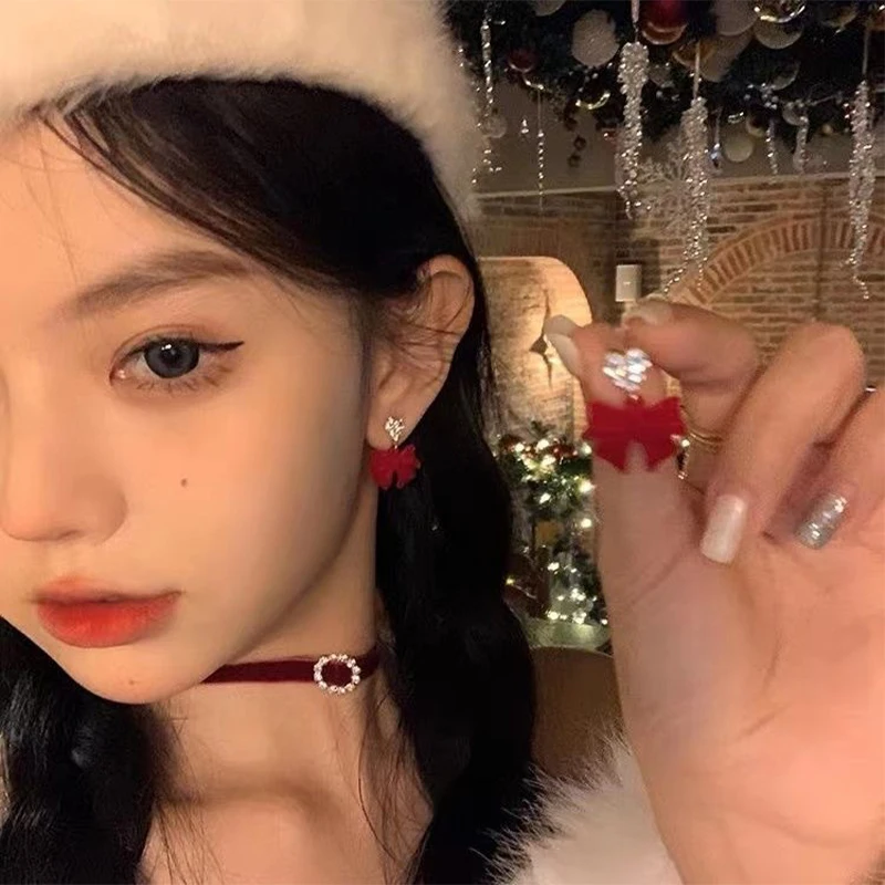 1 paio INS Net Red con Retro Red Christmas floccaggio orecchini Ladies Bow orecchini con strass di perle a forma di C gioielli regali per feste