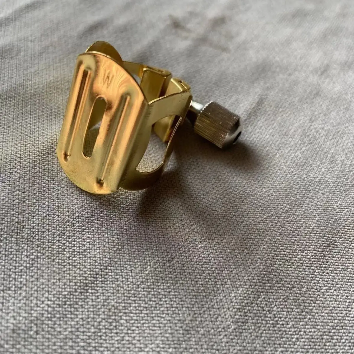 

Hot Sale Alto Tenor Saxophone Matal Mouthpiece Ligature -