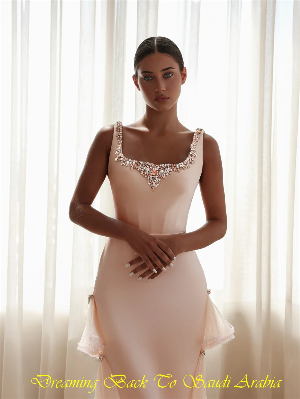 ชุดราตรีสีชมพูคลาสสิกแบบสั่งตัด คอเหลี่ยม แขนกุด สำหรับงานปาร์ตี้ ชุดราตรีทรงตรงประดับคริสตัลสำหรับงานพรอม