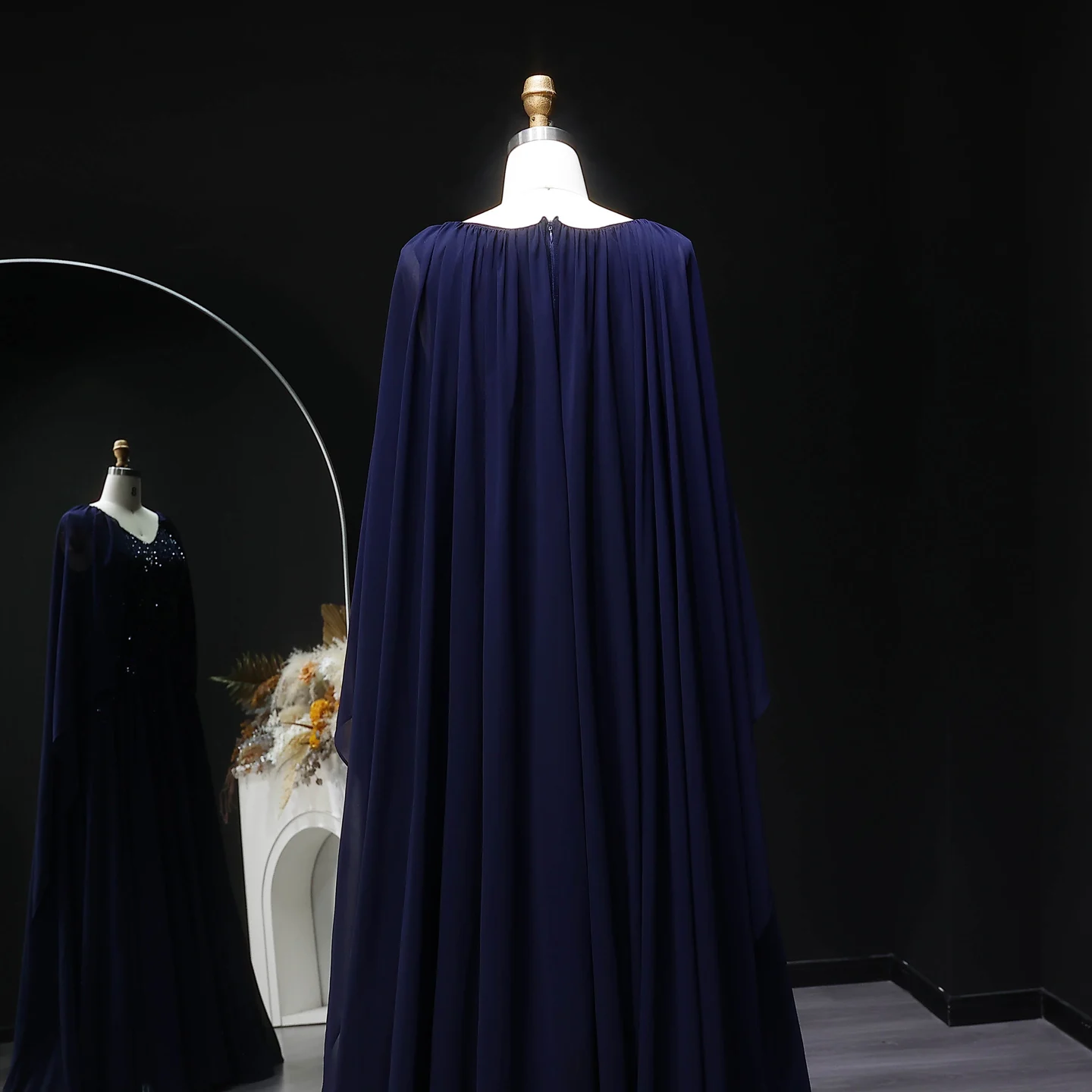Sharon Said Luxuriöses Weinrotes V-Ausschnitt Langes Cape Chiffon Abendkleid Funkelndes Perlenbesetztes Arabisches Formelles Hochzeitskleid für Damen SS053 Custo – Detail 8