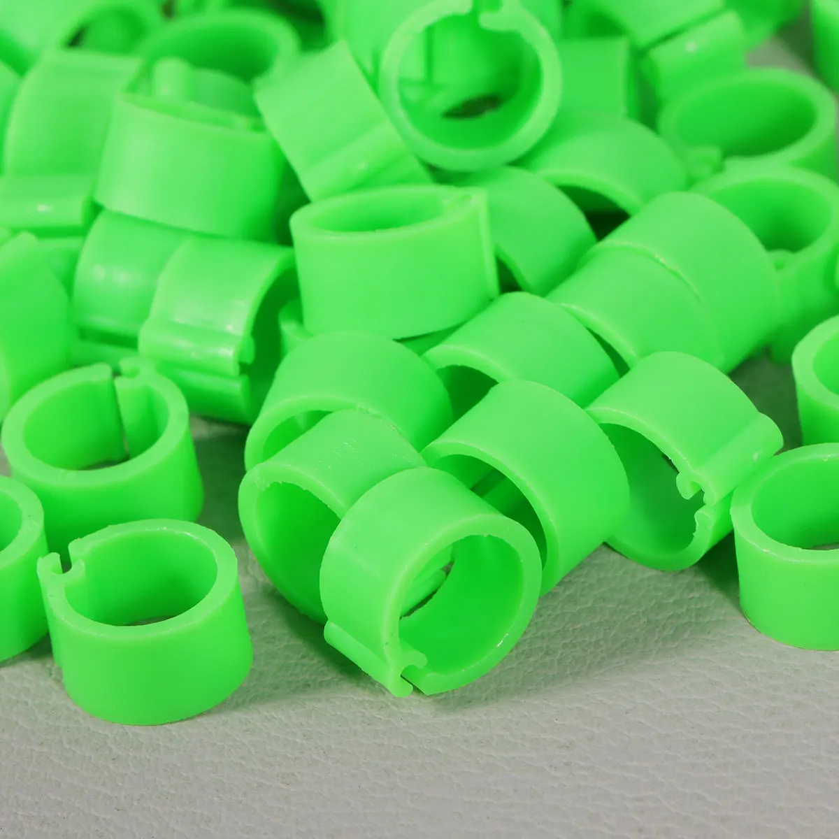 100Pcs Safe Bird Opening Foot Rings Visually Appealing for Pet Owners Pigeons Parrot Identification Green Bird Foot Rings