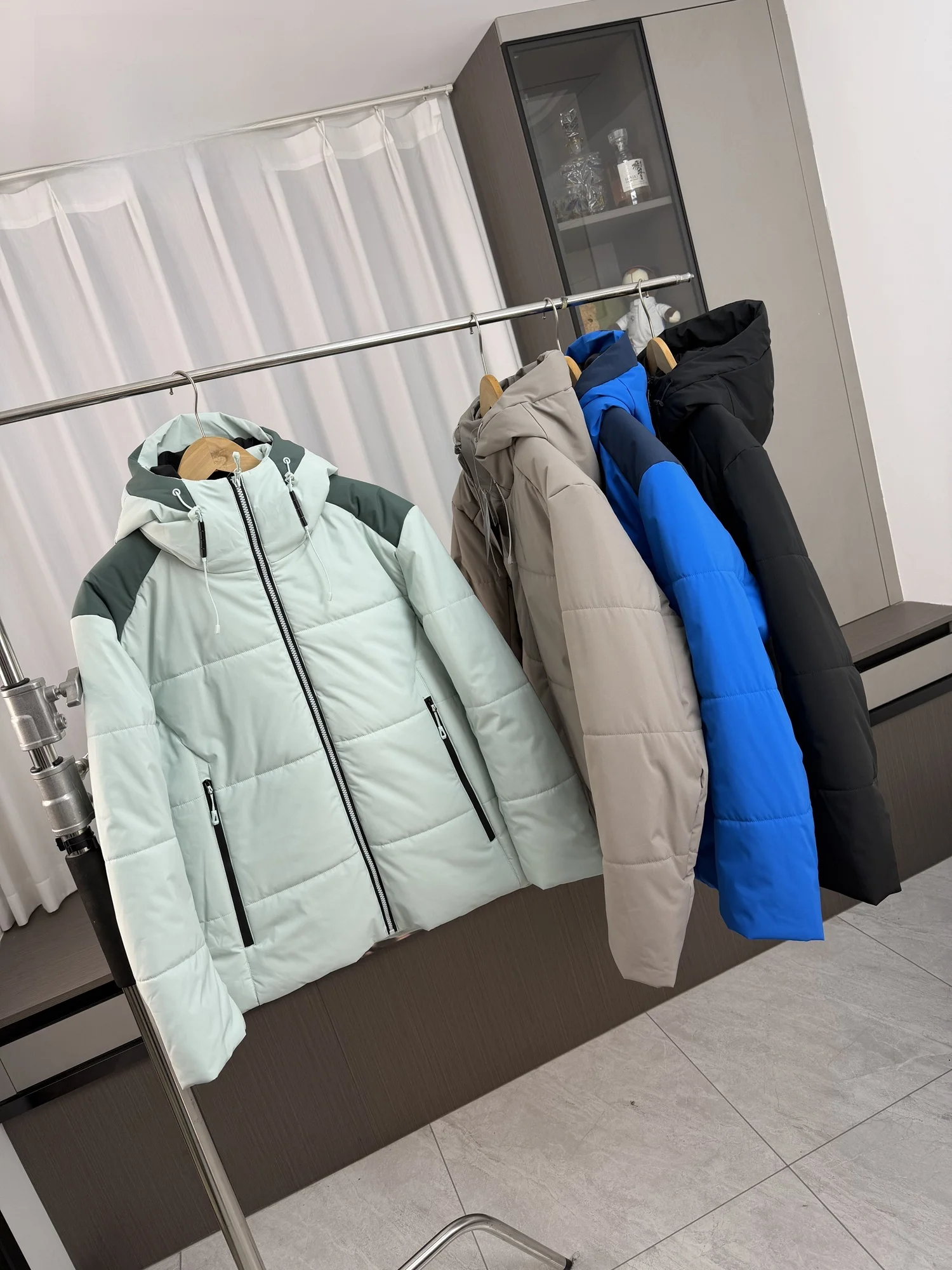 

Мужская зимняя утепленная куртка с капюшоном, легкая, водонепроницаемая, ветрозащитная, с цветными вставками, модная, приталенного кроя, с длинными рукавами