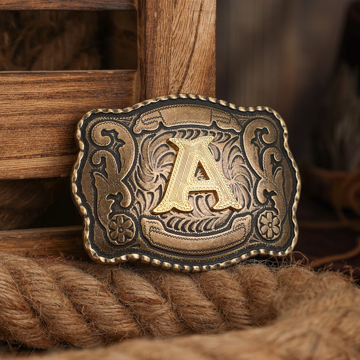 مشبك حزام على الطراز الغربي مصنوع من مادة معدنية، مع مشبك حزام قديم وإبزيم واحد بأحرف منقوشة