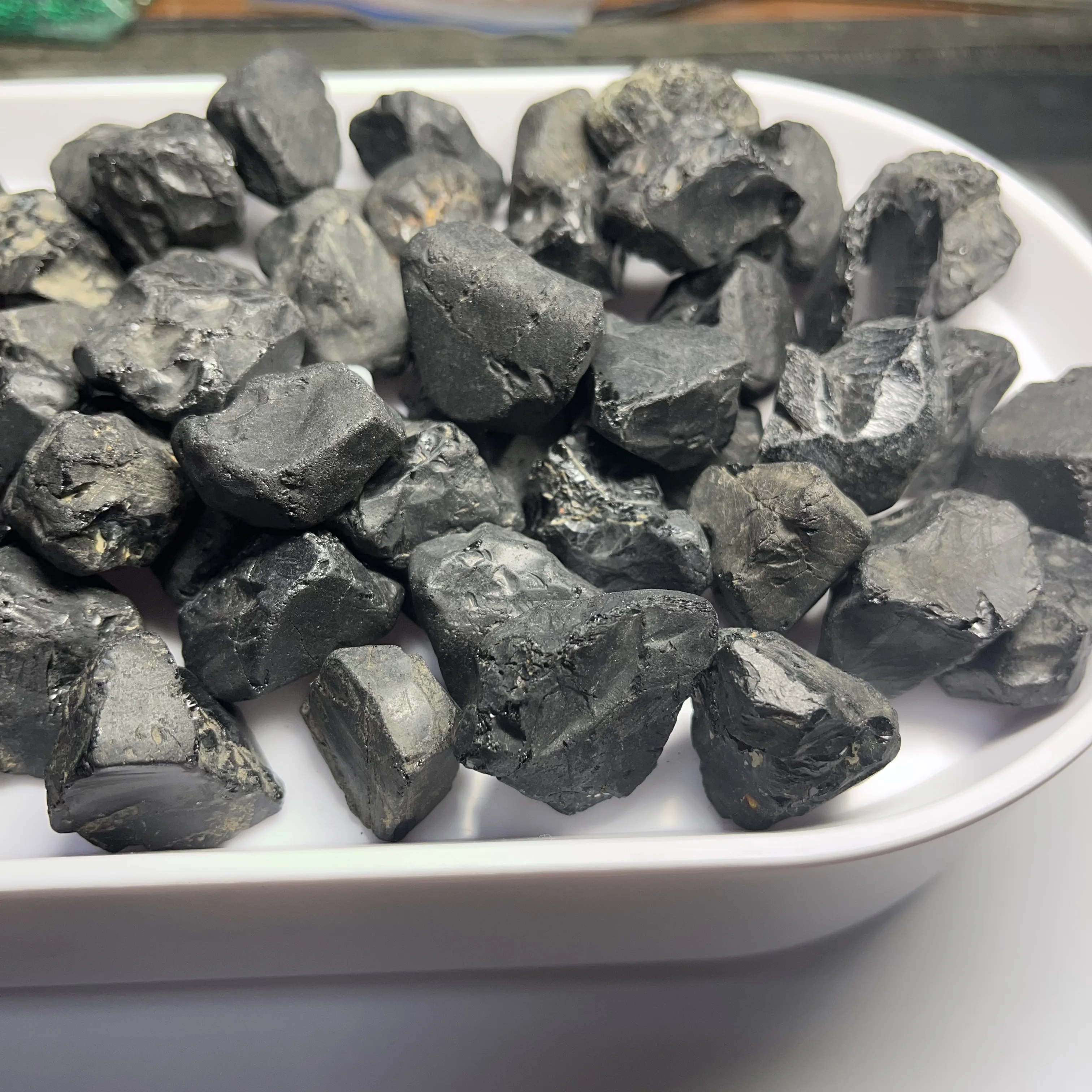 

Natural Black Spinel Uncut Rough Stone for Cutting Gemstone