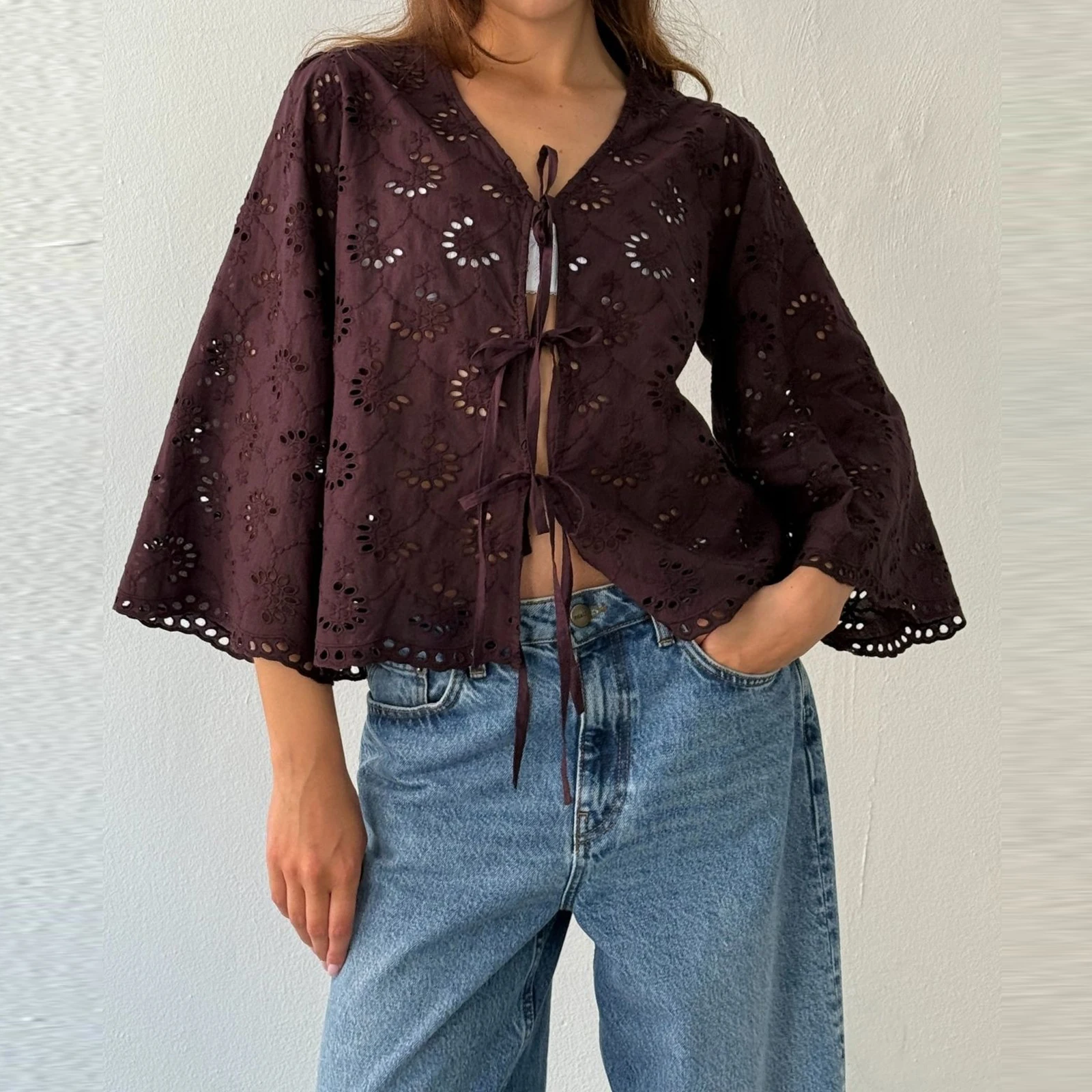 2025 Women's Lace Up Eyelet Hollow Out Blouse Fashionable Solid Color V Neck 3/4 Sleeve Loose Tie Front Tops
