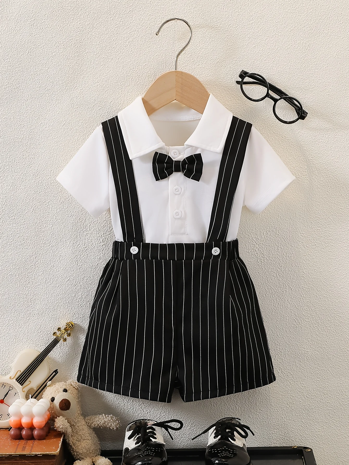 

Летний комплект для мальчика: рубашка-поло с галстуком-бабочкой и черно-белые полосатые шорты | Подарок на День святого Валентина / Подарок на день рождения