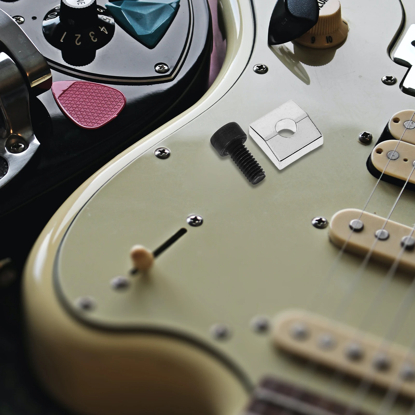 

Guitar String Retainer Zinc Alloy Stable Tuning Easy Install Guitar Accessory Durable String Retainer for Electric Guitars