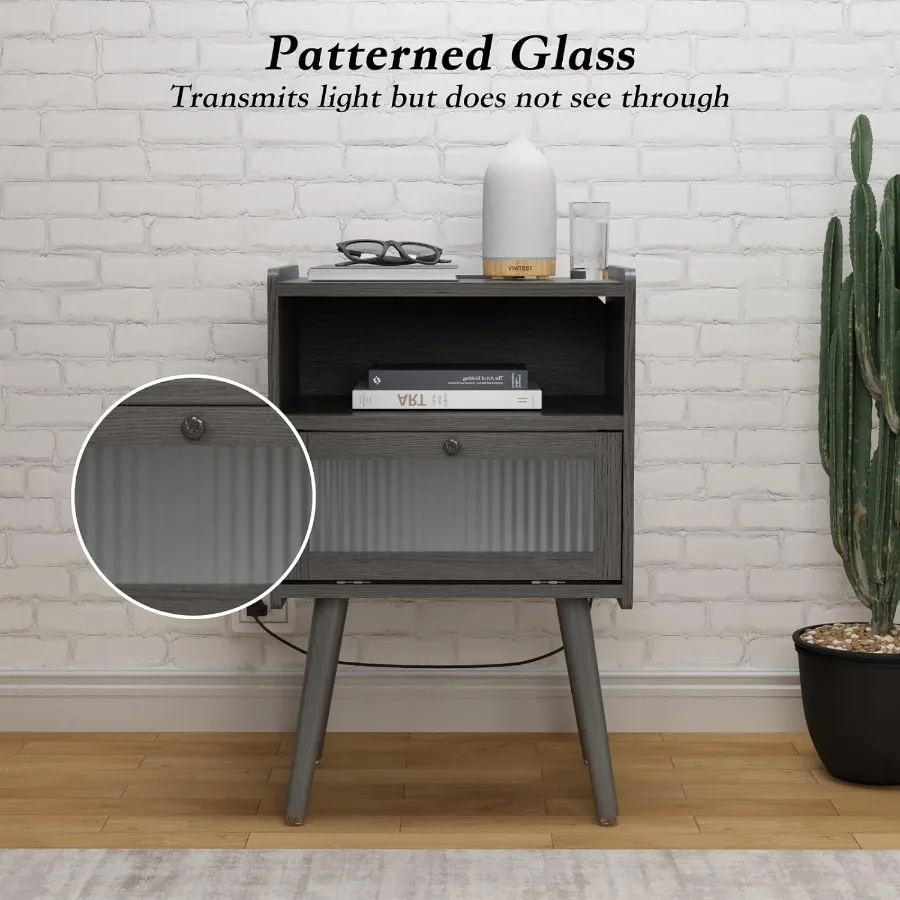 Comodino moderno della metà del secolo con stazione di ricarica e porta in vetro per camera da letto e soggiorno Tavolino portaoggetti a due livelli con