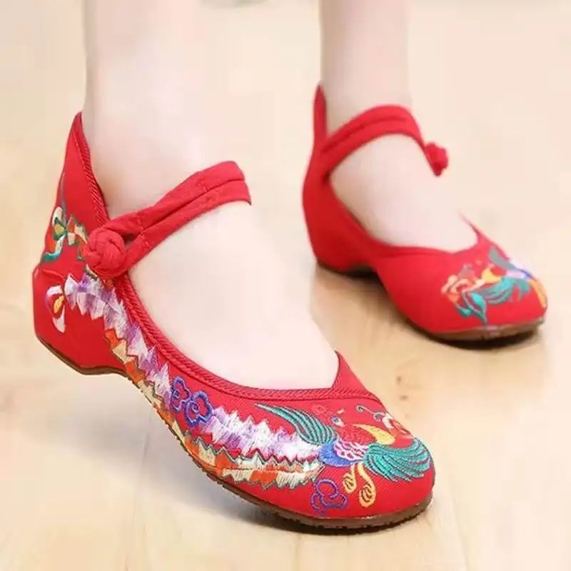 

Красные женские танцевальные туфли с вышивкой, на плоской подошве, для квадратных танцев, в национальном стиле, роскошные повседневные тапочки