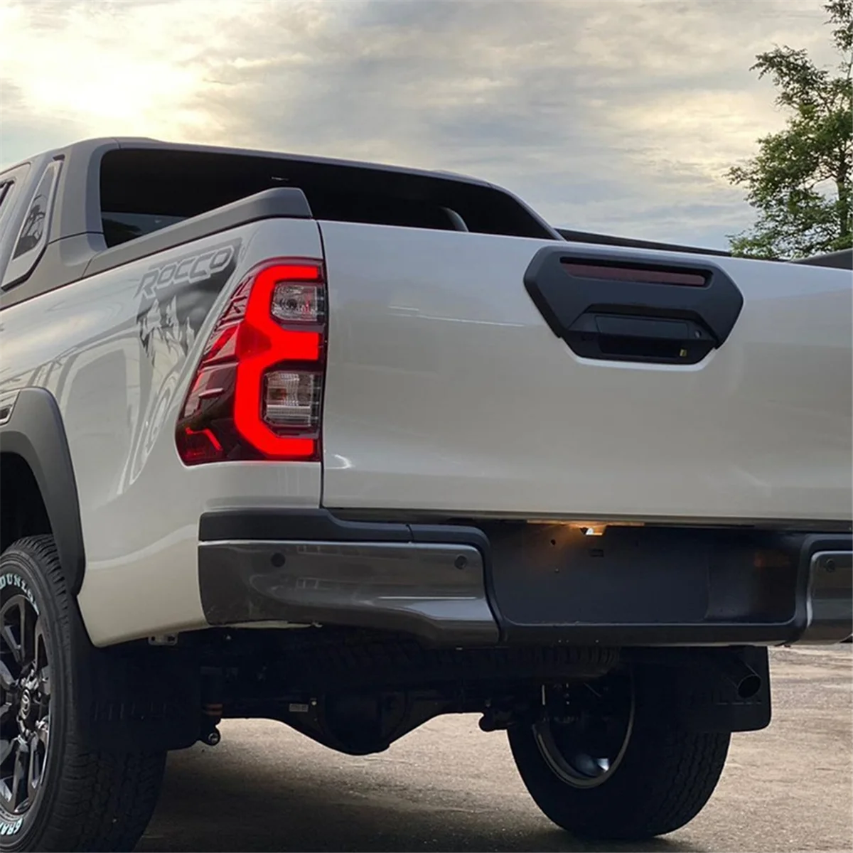 PeiJ-LJ2104ฝาครอบแผ่นประตูท้ายหลังรถรถยนต์สำหรับ Toyota Hilux Revo Rocco 2021 2022แผงไฟเบรคท้ายรถ