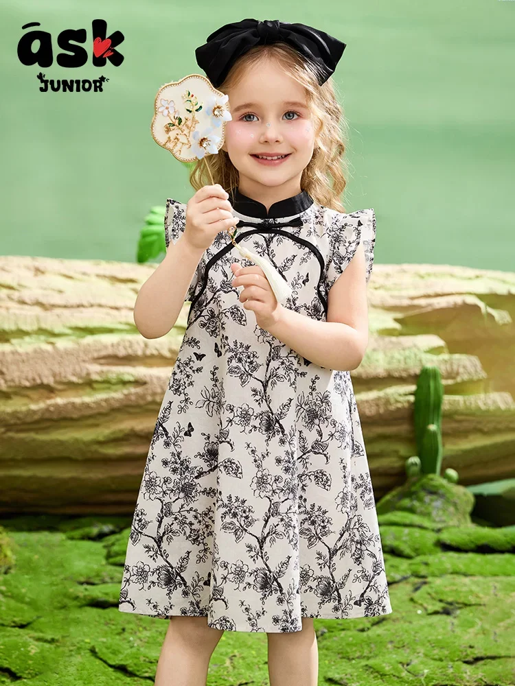 若い女の子の夏の甘いプリンセススタイルの薄いノースリーブドレス