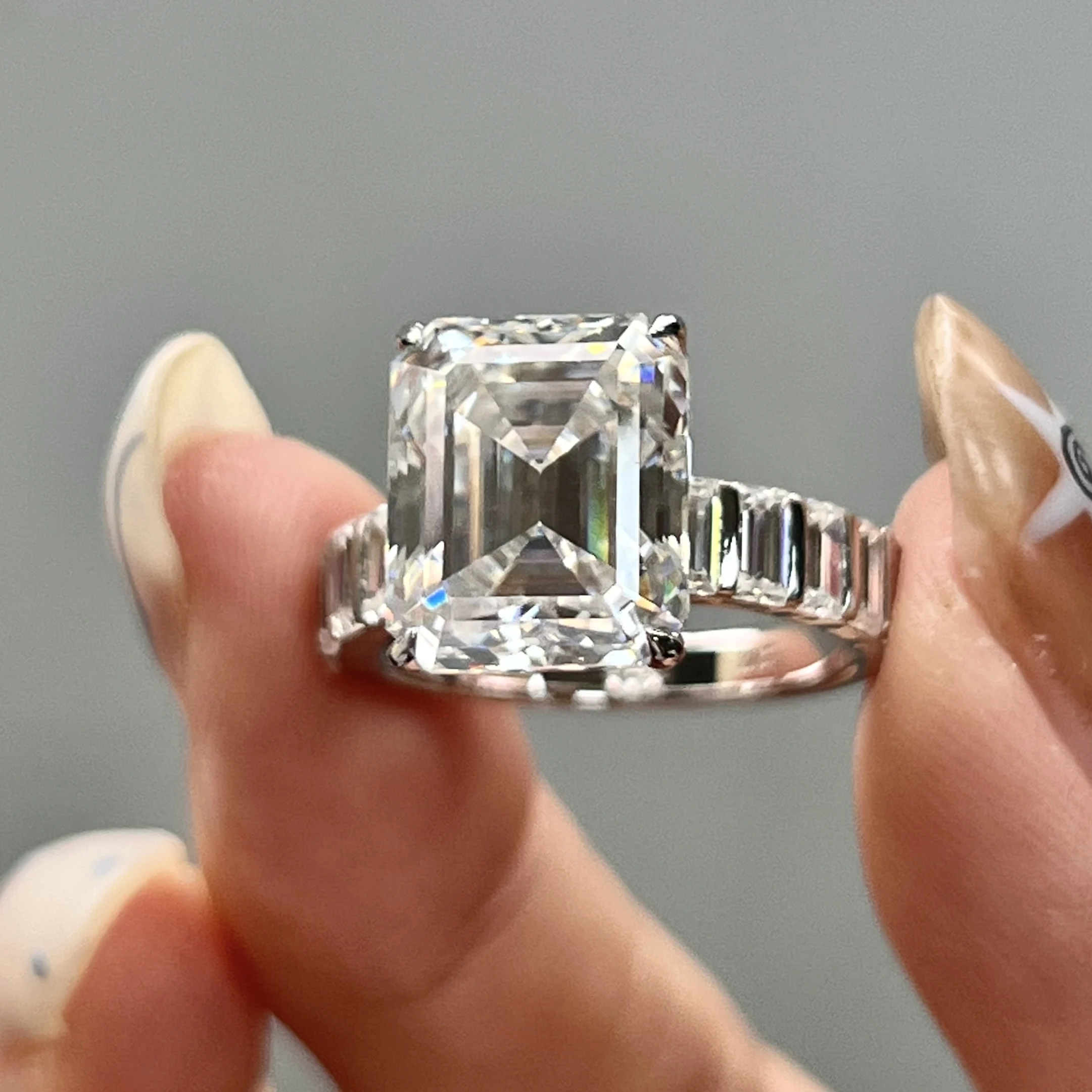 

S925 sterling silver, high-end, square-shaped sugar cube, 9.5 carats, moissanite diamond ring. Stylish and versatile ring.