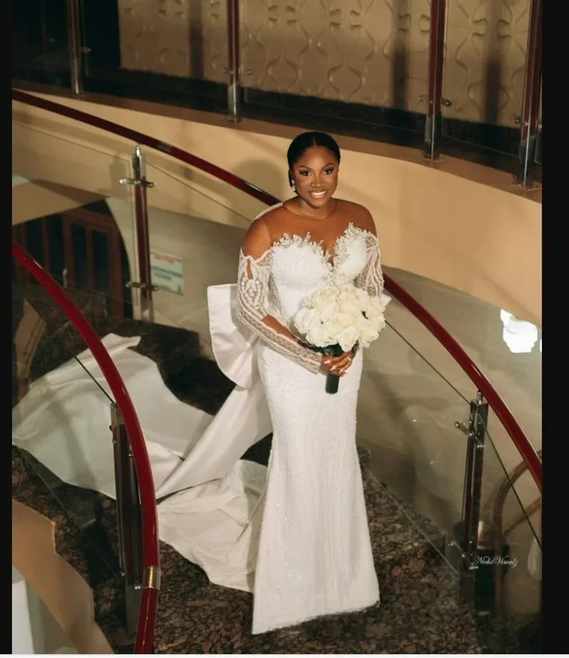 تخصيص س الرقبة سباركلي اللؤلؤ يزين فستان الزفاف رداء دي ماري كم كامل حجم كبير فستان زفاف مع قطار للانفصال