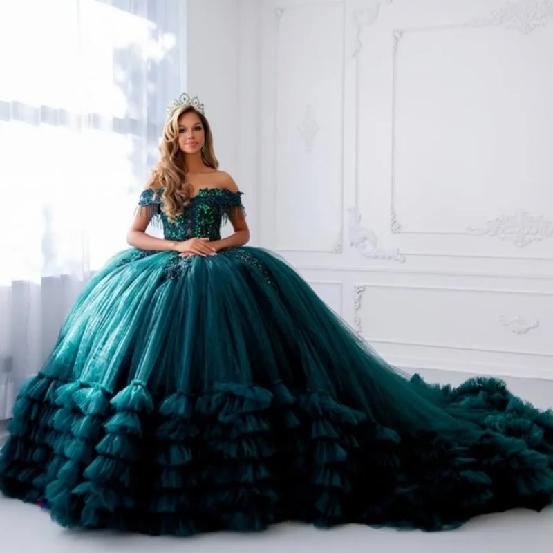 Glänzendes dunkelgrünes Quinceanera-Kleid mit schulterfreiem Spitzenschicht und Glitzer-Aufkleber. Quinceanera-Kleid mit langem Schwanz ﻿ Passen Sie an