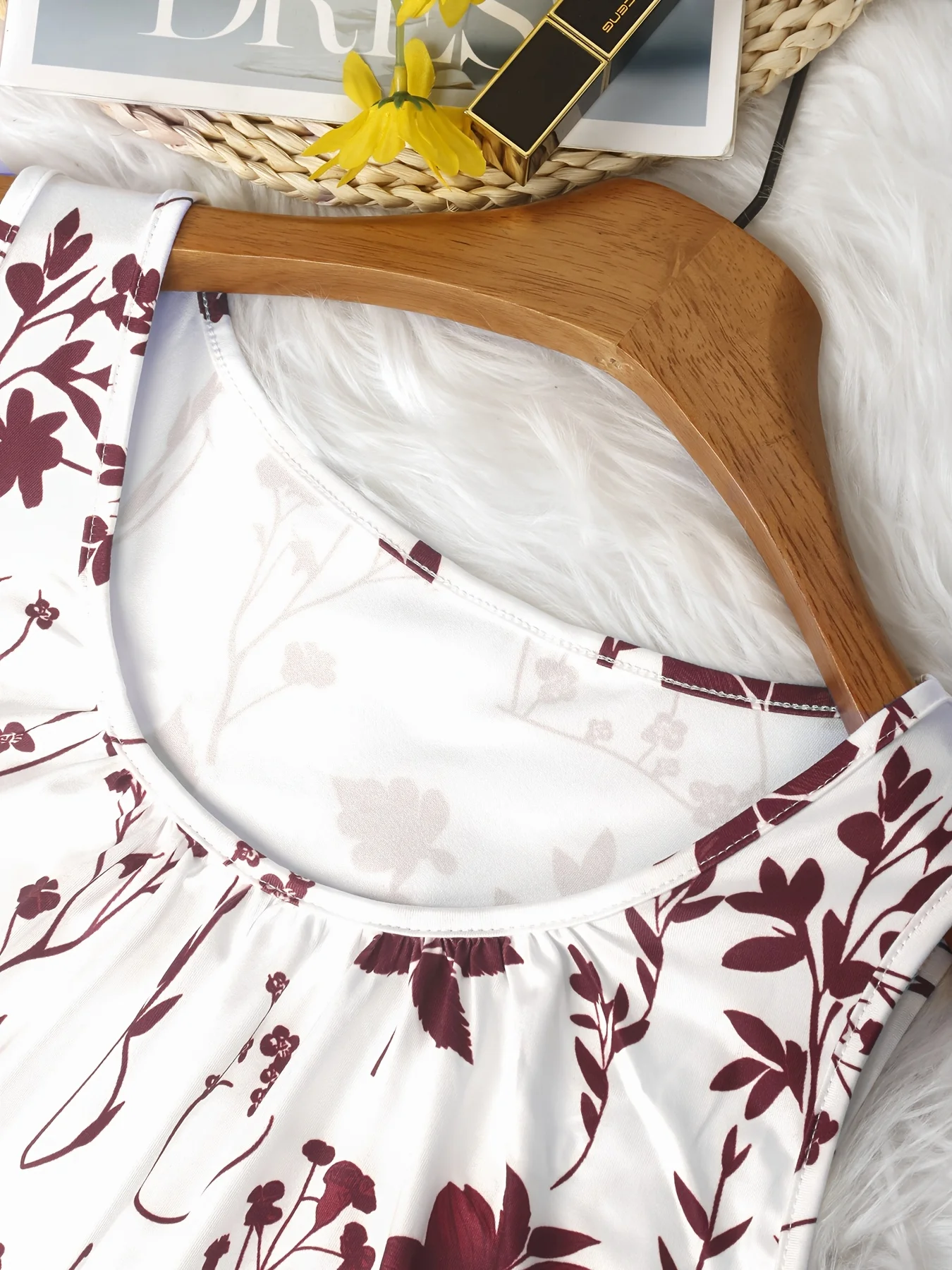 Elegantes ärmelloses Oberteil mit Blumenmuster für Damen in großen Größen für einen bequemen Sommerstil. – Detail 17