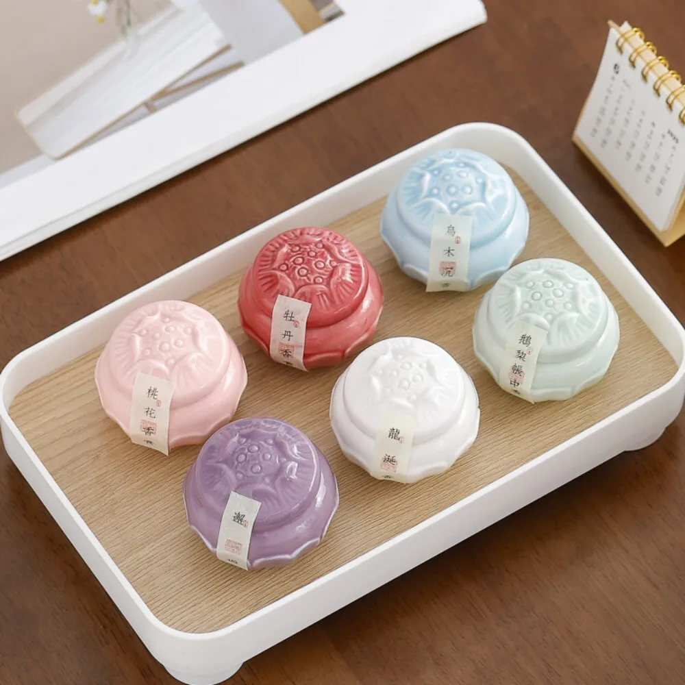 Small Lotus Scented Solid Aromatherapy Balm in Reusable Ceramic Jar for Portable Natural Fragrance Daily Use and Light