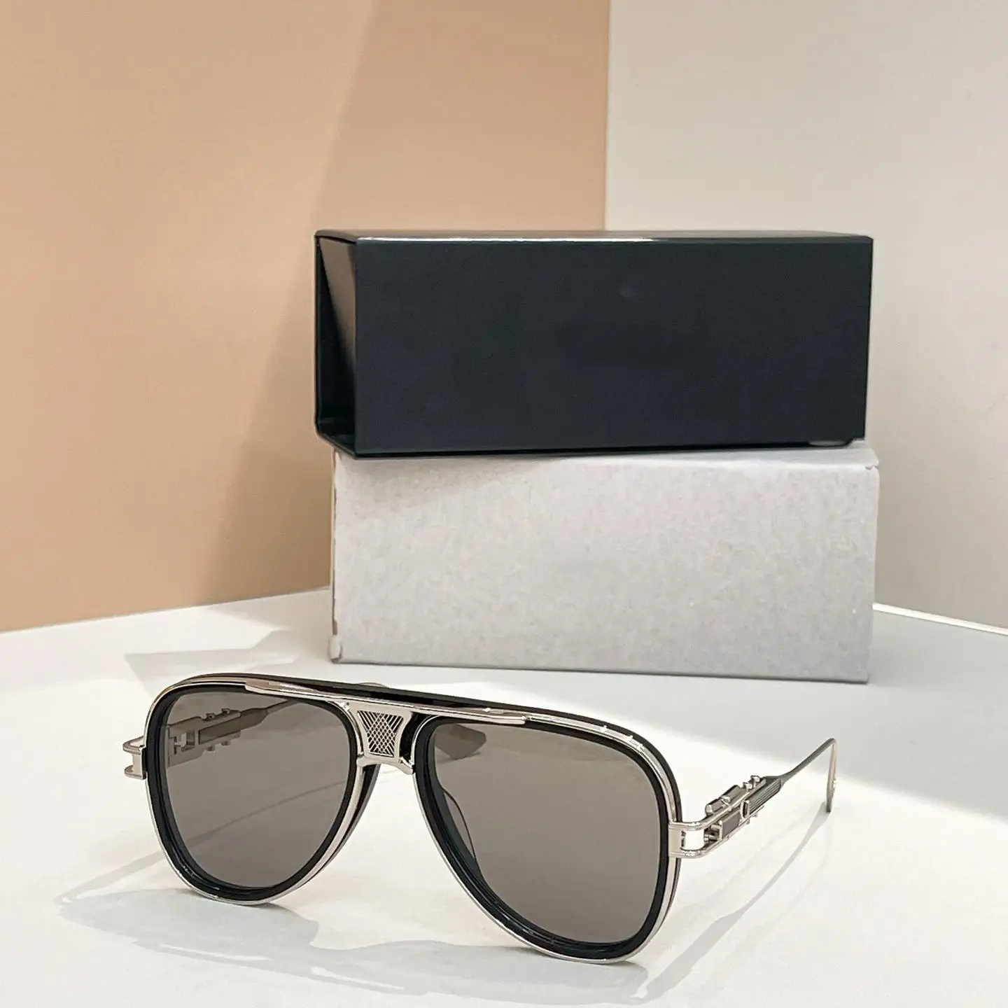 

Exquisite and Luxurious Gift Choices. High-end, Stylish, and Luxurious Sunglasses/mountain Glasses/aviator Glasses/sunglasses.