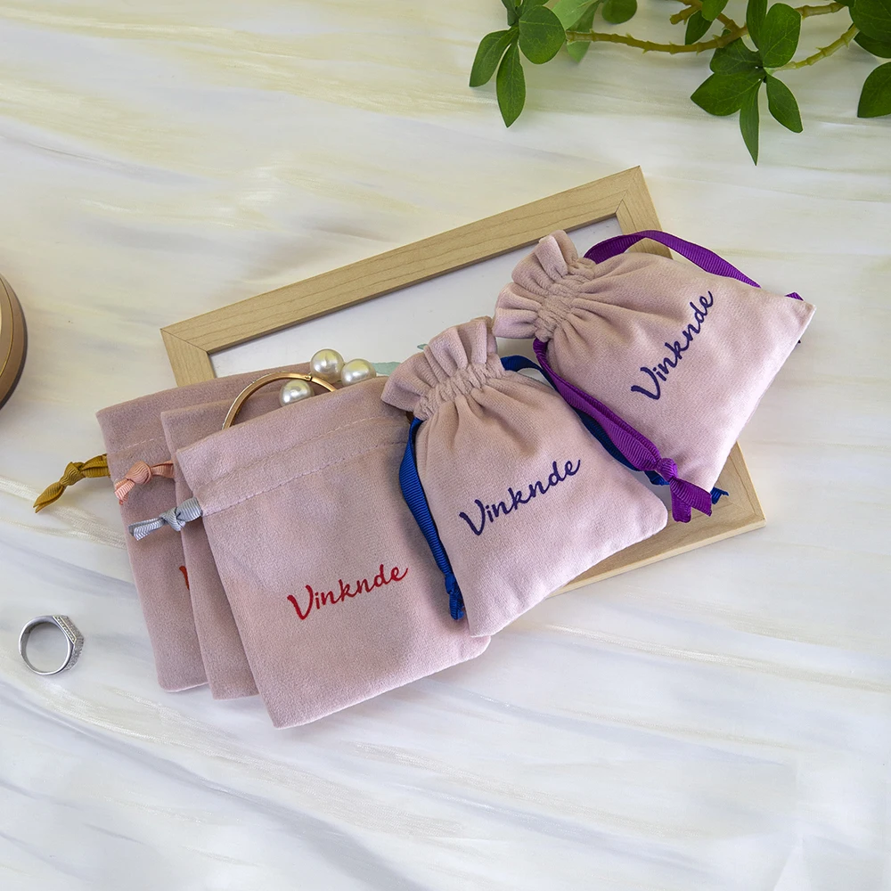 

50 шт. розовых бархатных мешочков на шнурке с индивидуальным логотипом, 9x12 см, для украшений, серег, браслетов, косметики, парфюмерии, органайзер, свадебные сувениры