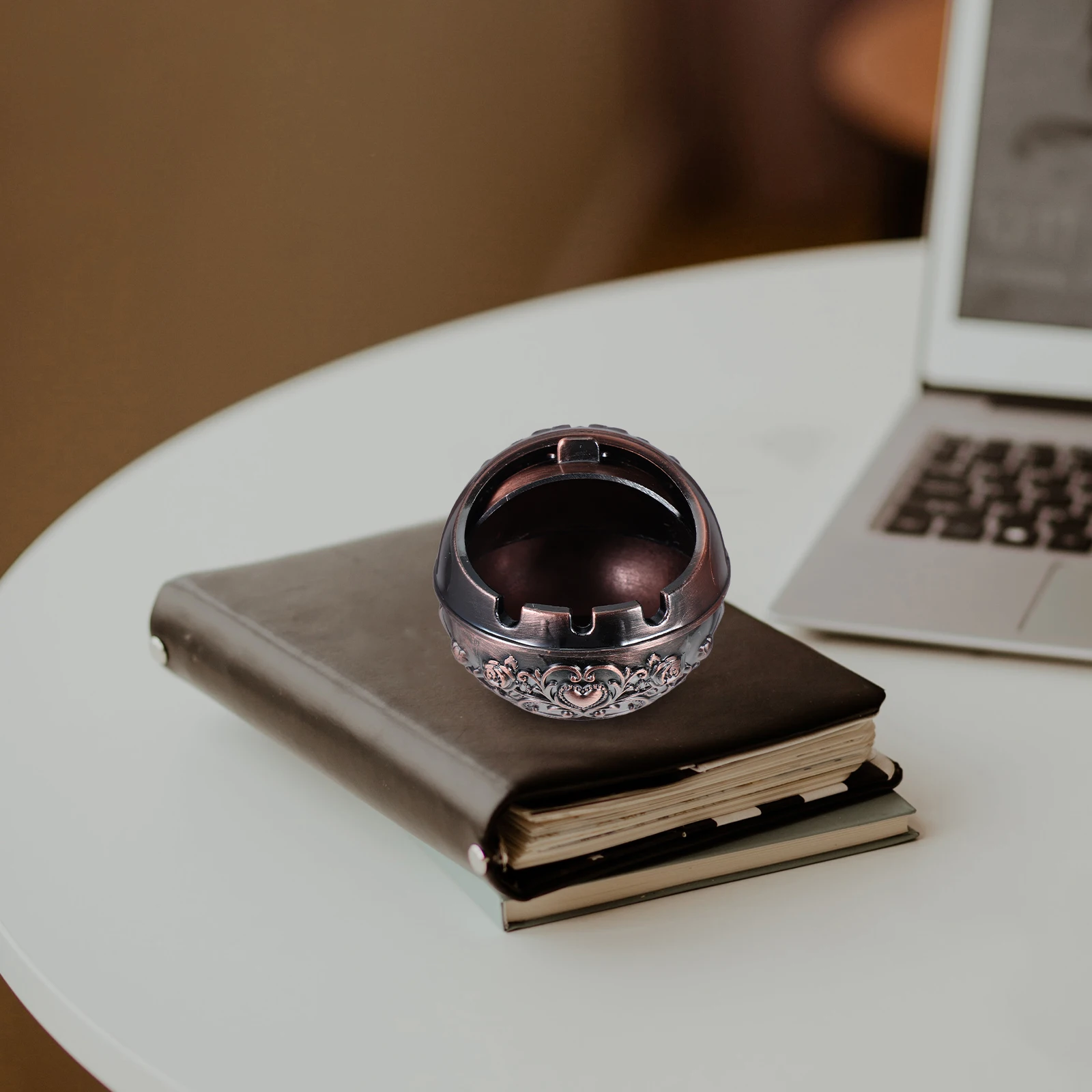 

Creative Ashtray Metal Round Shape with Lid for Indoor Small Portable Ashtrays Patio Desktop Trendy Room