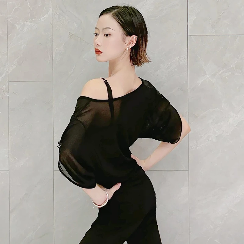 ملابس رقص لاتينية سوداء لامعة للسيدات ملابس ممارسة فضفاضة بأكمام قصيرة ملابس رقص رومبا سامبا تشا تشا ملابس علوية للكبار DNV24751