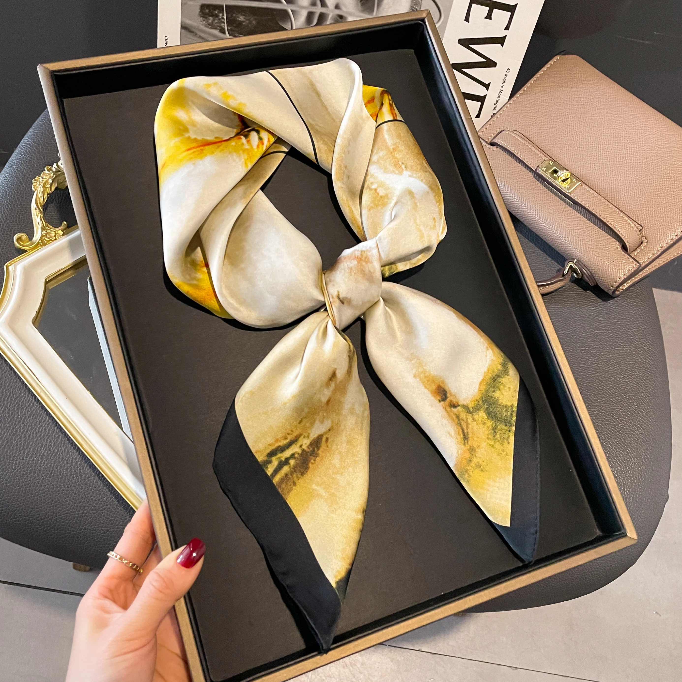 2024 desain mewah 70*70cm kuda cetak sutra syal persegi wanita Satin lembut Hairband selendang kantor jilbab ikat kepala