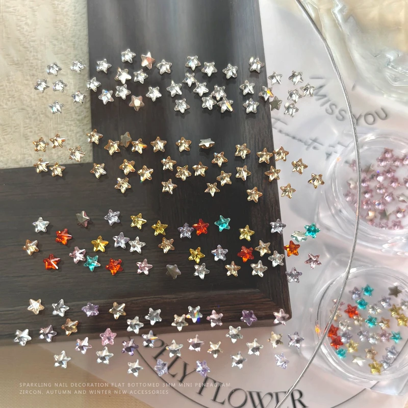 30 Pezzi Mini Stelle a Cinque Punte in Zirconia per Nail Art, 3mm, Glitter per Unghie, Strass Rossi/Verdi, Pentagramma Piatto per Decorazioni Invernali Fai-da-Te