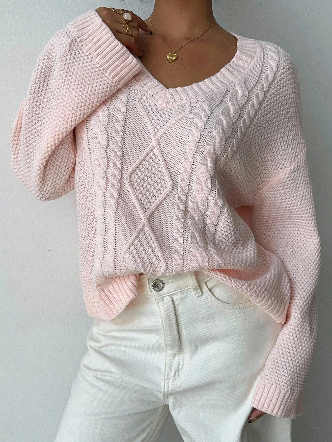 

Женский розовый свитер свободного кроя с V-образным вырезом и узором косичка для осени и зимы