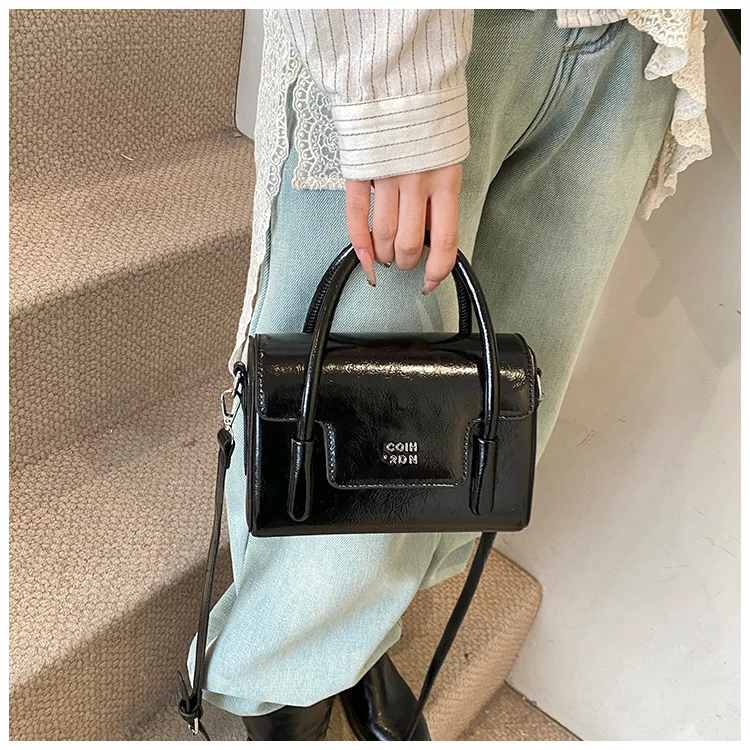 

Retro Solid Color Premium Handbag for Women Spring 2026 New Designer Simple Shoulder Crossbody Purse Chic Elegant Minimalist