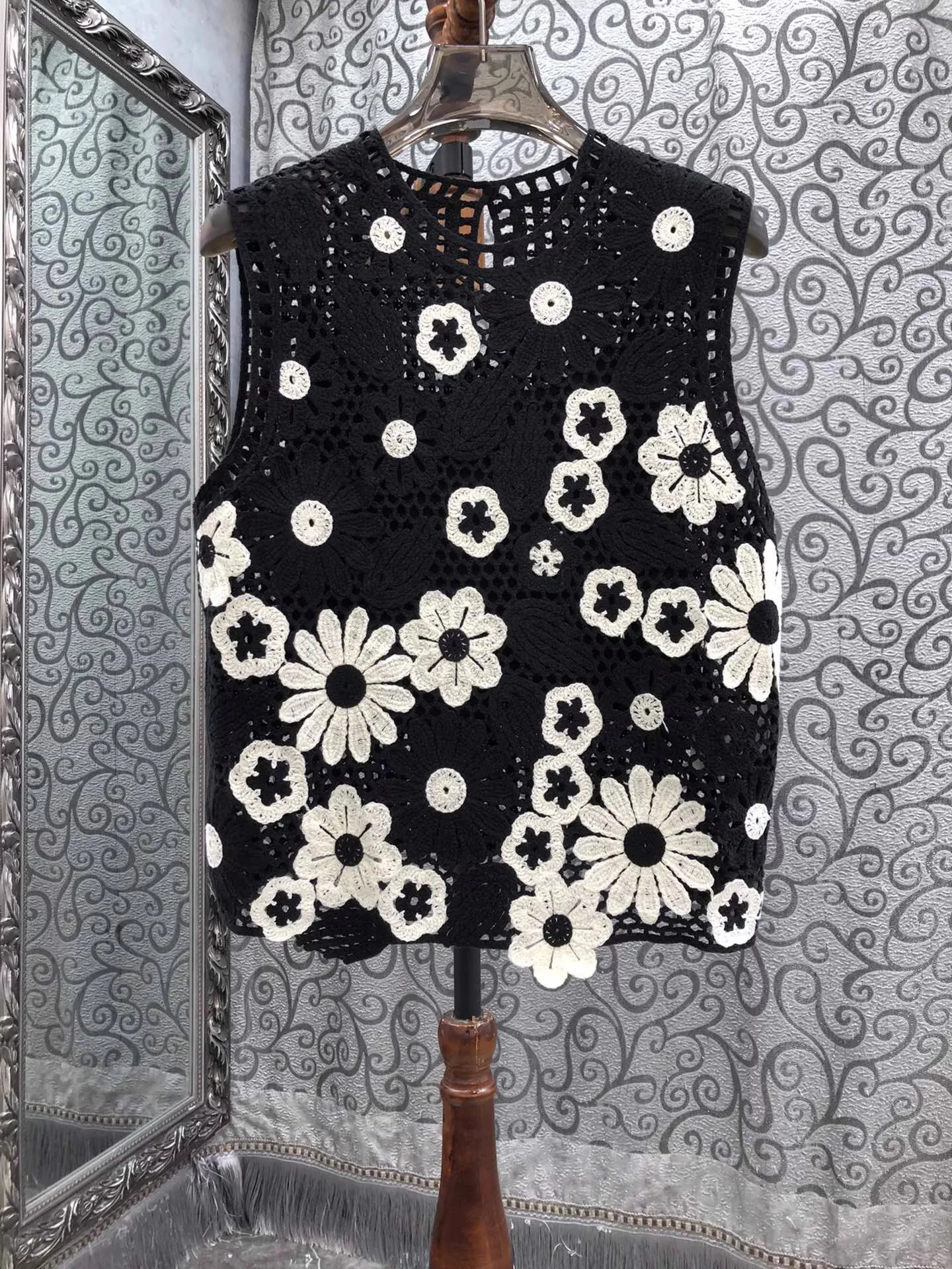 

High Quality New Sweaters 2025 Autumn Tops Lady Crochet Knit Embroidery Flower Patterns Sleeveless Casual Black Soft Jumpers