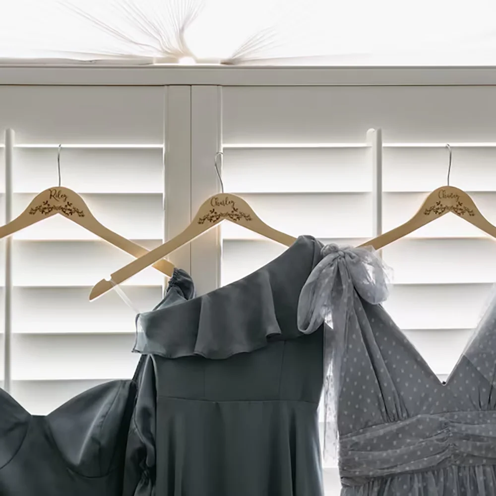 Personalisierter Hochzeits-Kleiderbügel Gravierter Brautkleid-Bügel Junggesellinnenabschied Brautjungfer Exquisites Souvenir Brautparty Frisch Verheiratet – Detail 5