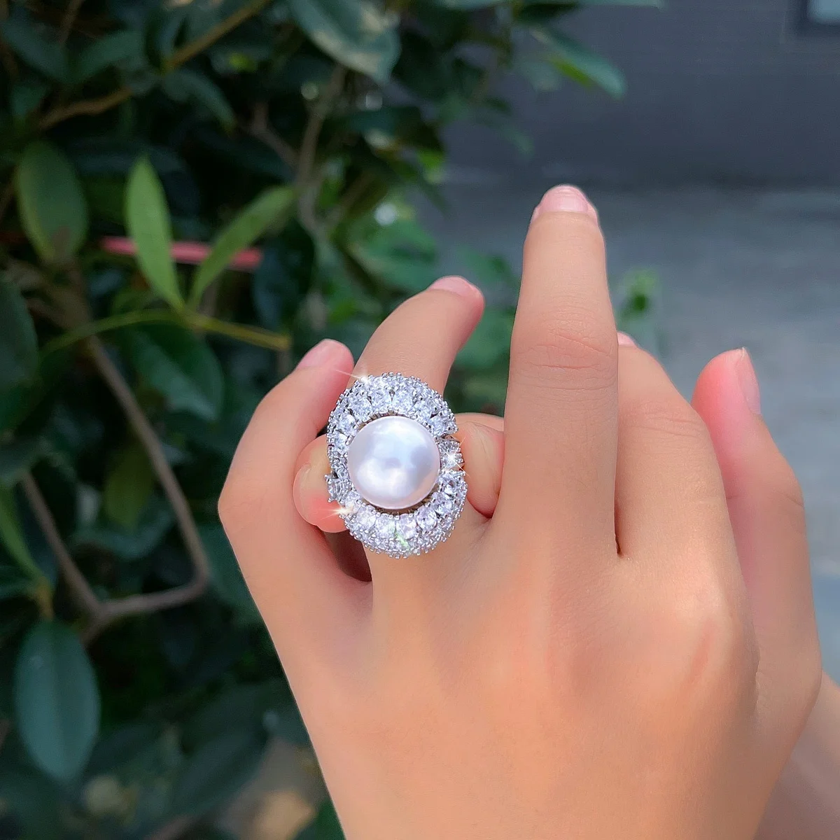Pera Wunderschöner glänzender Zirkonia-Ring mit Imitationsperle im großen Sycee-Design, verstellbarer offener Ring für Damen, Hochzeit, Bankett, Schmuck 122 – Detail 10