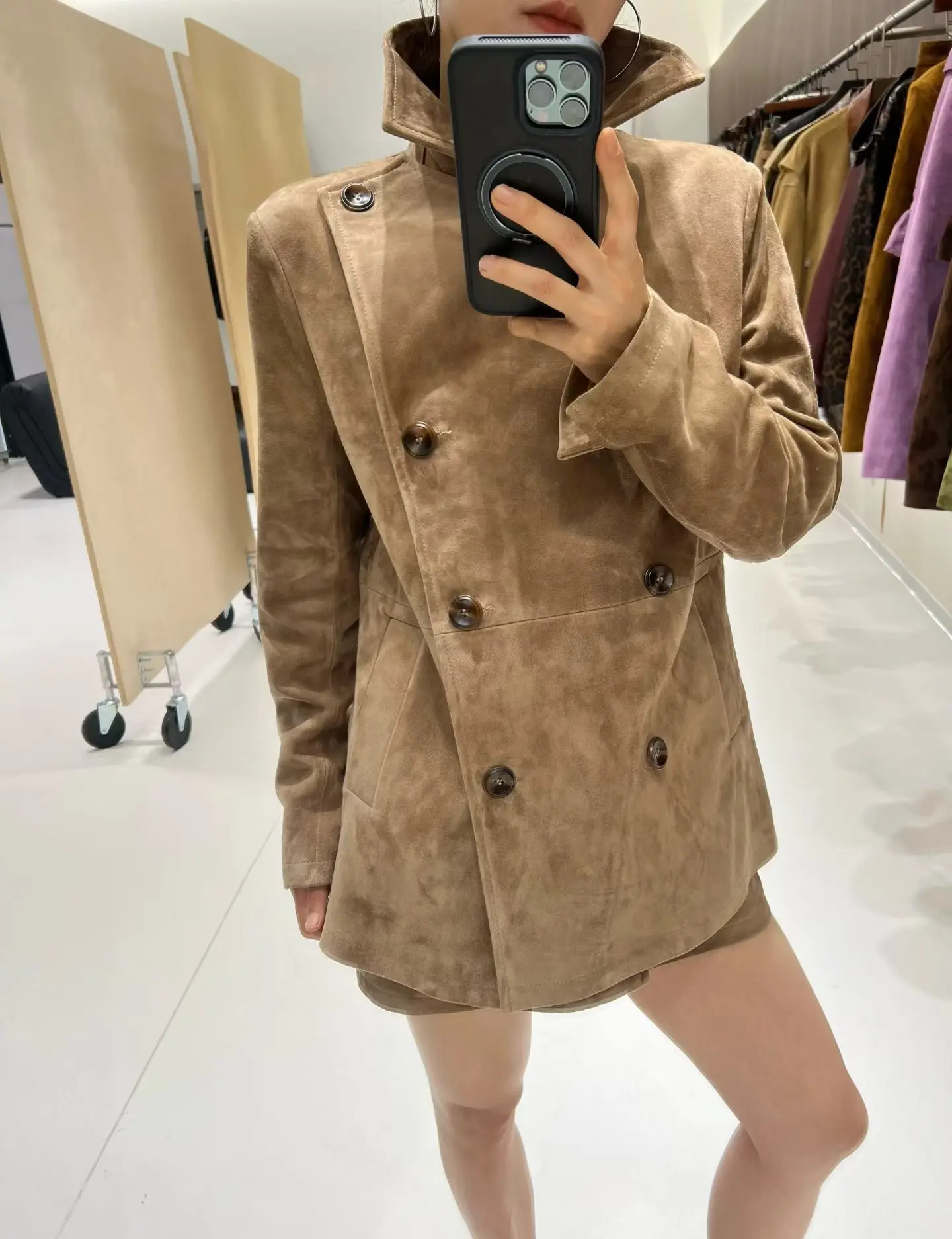 سترات ريترو كبيرة بياقة على شكل طية صدر السترة من جلد الغزال من جلد الغنم مزدوجة الصدر للنساء عصرية ناعمة متوسطة الطول ملابس خارجية نسائية