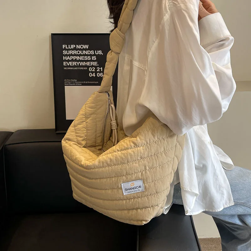 

2025 Новая сумка-тоут большой вместимости в корейском стиле, легкая дизайнерская роскошная сумка для женщин, модная простая сумка через плечо