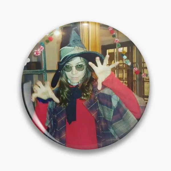 Aubrey Plaza como una bruja suave botón Pin decoración solapa Pin dibujos animados creativo Metal joyería amante lindo insignia de moda ropa divertida