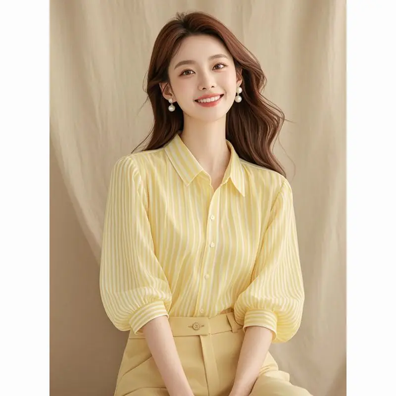 Atasan Kecil Indah Gaya Perancis Musim Panas Baru dengan Kemeja Bergaris Kuning Lengan Lentera Lima Titik Temperamen Kelas Atas untuk Wanita
