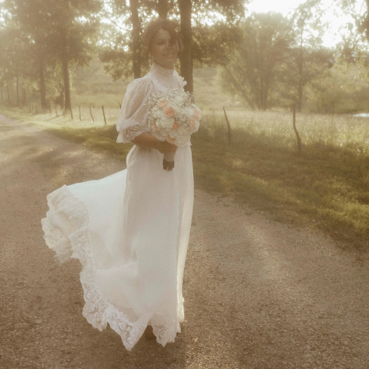 تخصيص الرجعية 1970s نصف فانوس الأكمام فستان الزفاف أزرار الفيكتوري ألف خط تكدرت الدانتيل عالية طوق خمر زي العرائس