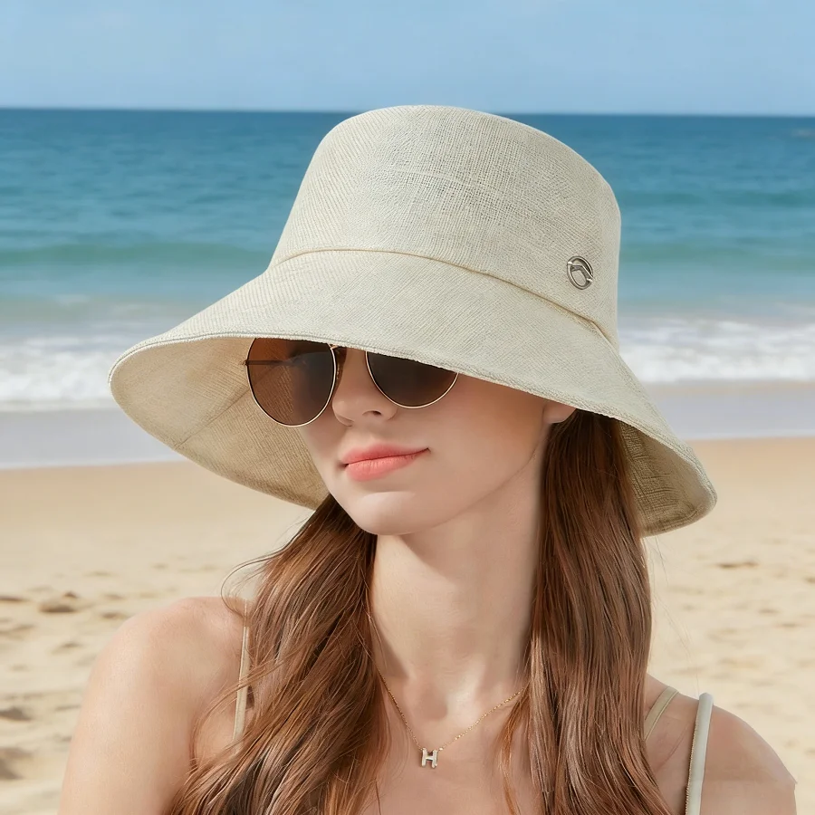 Einfacher Fischerhut im Leinen-Stil mit breiter Krempe und Metallanhänger für zusätzlichen Modestouch, Hohlgewebe, faltbar, vielseitiger Sonnenschutz-Bucket-Hat für Strandurlaube und den täglichen
