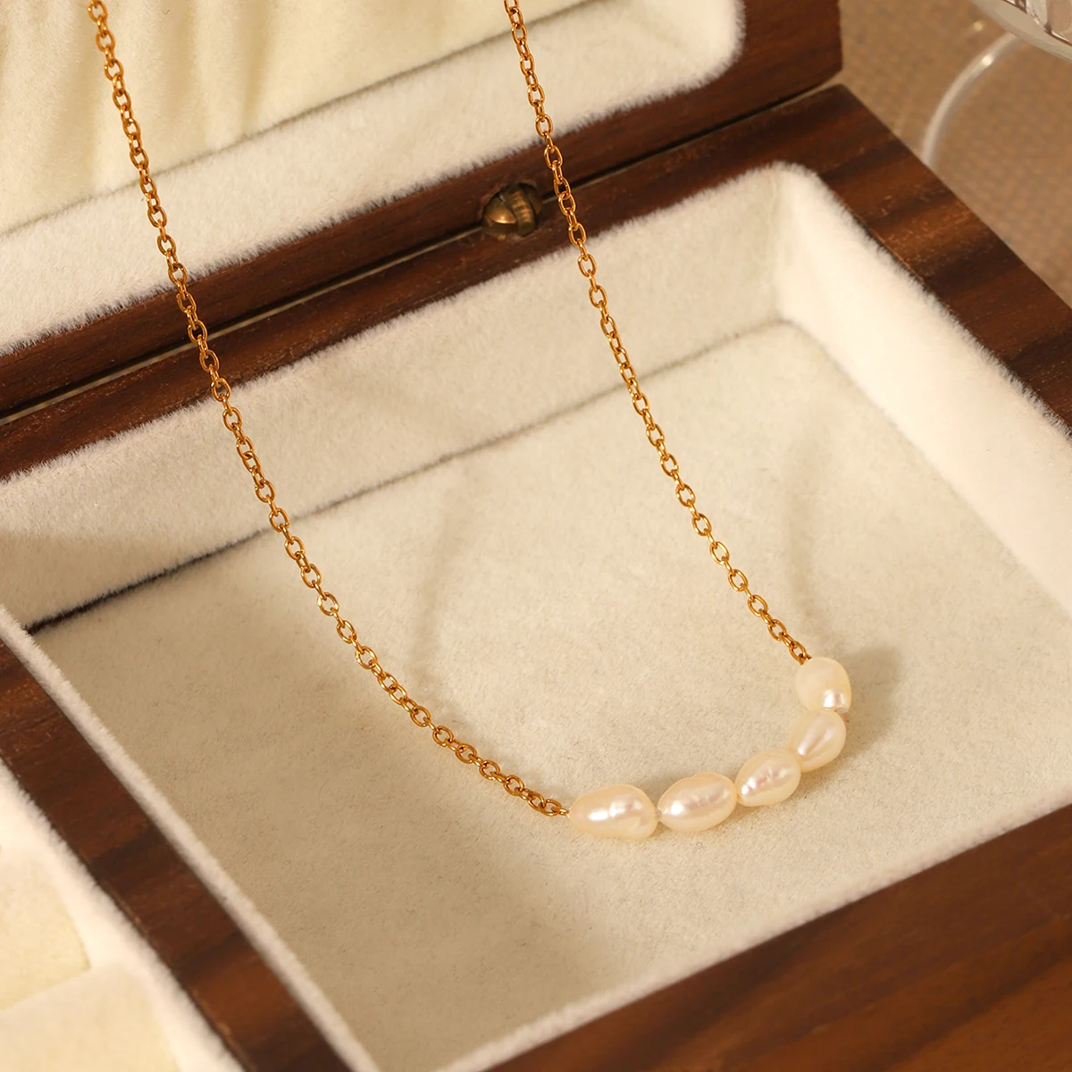 

Women Light Luxury Pearl Pendant Necklace Simple Design Stainless Steel Necklace Waterproof Exquisite Gold Plated Jewelry