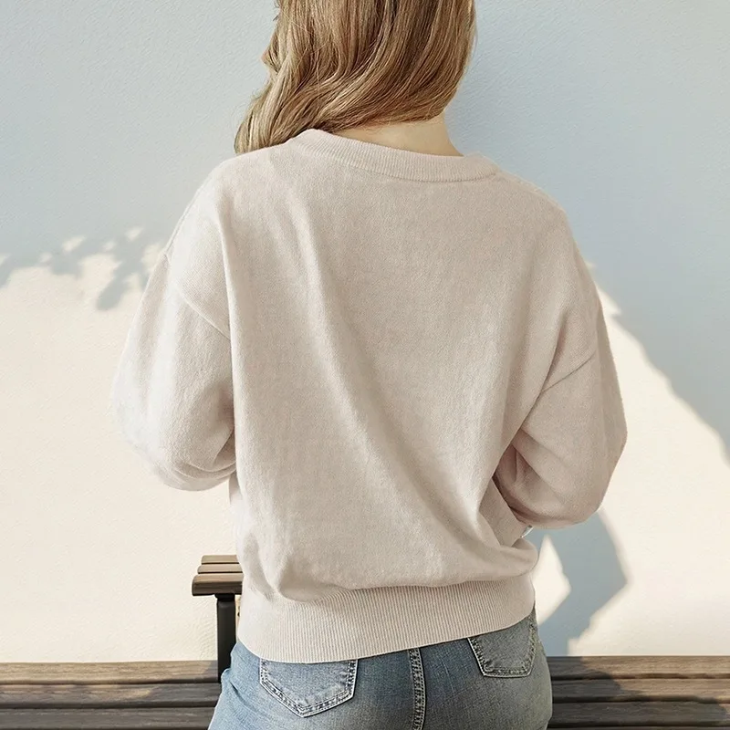 เสื้อแฟชั่นผู้หญิง 2025 รุ่นใหม่ ฤดูใบไม้ร่วง คอกลม แขนยาว สีพื้น เสื้อสเวตเตอร์สำหรับผู้หญิง แบบสวม