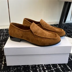 The new Lefu shoes are made of soft suede leather and feature a classic square and round head leather lining with a fitted silho