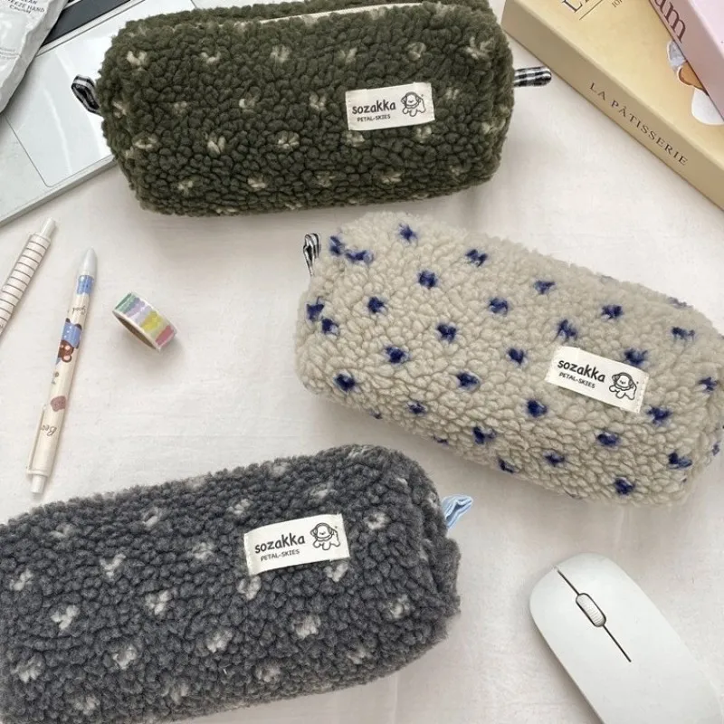 Piórnik Flamingo Heart, duża pojemność, miękki pluszowy woreczek na artykuły szkolne dla uczniów.