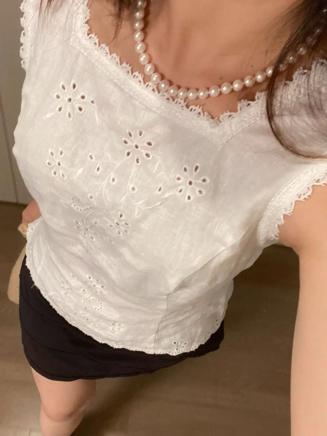 

2025 New Women White Vest Hollow Out Embroidery Square Collar Sleeveless Casual Female Linen Tank Top