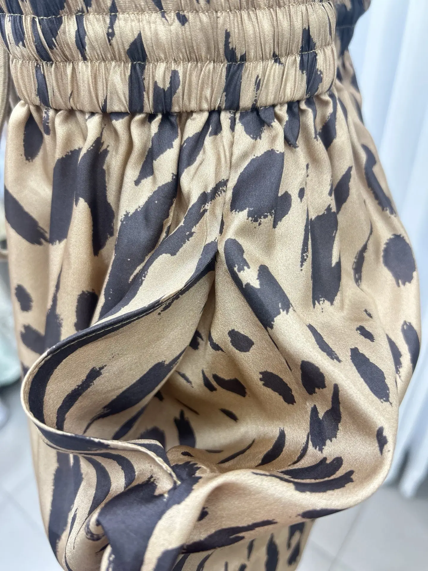 Set da 2 pezzi da donna con stampa leopardata Camicia con maniche a lanterna con colletto con decorazione floreale 3D + pantaloncini in vita elastica Abito vintage in seta 100%