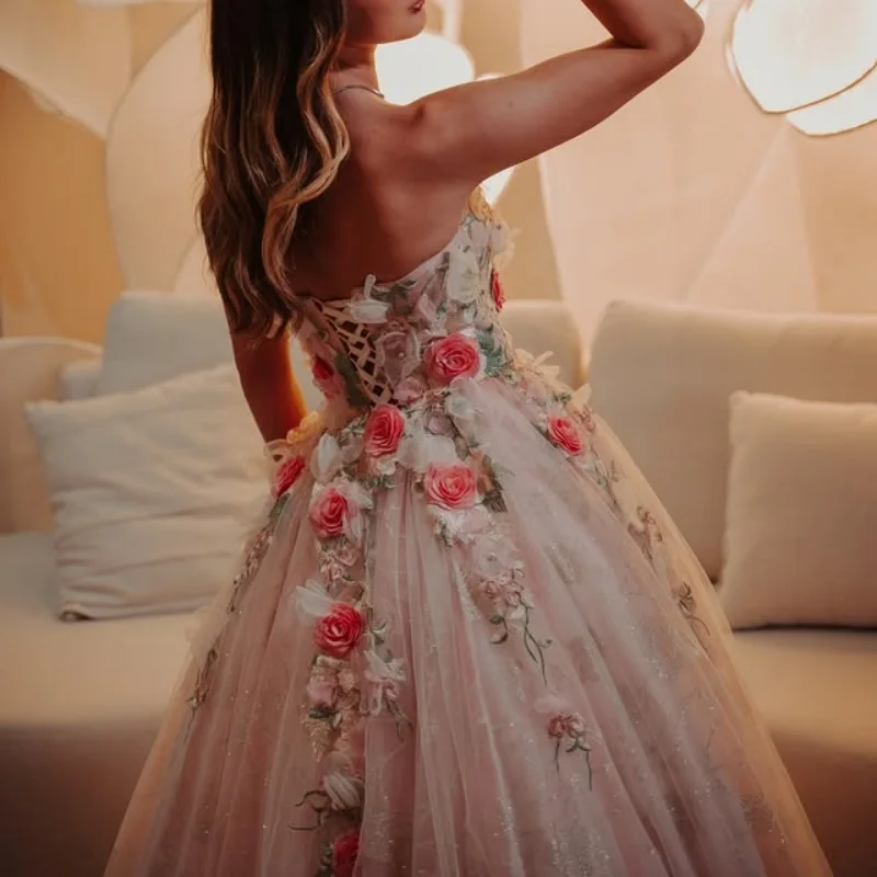 光沢のあるライトピンクのキンセアニェーラドレス、オフショルダー、3Dフラワーデカール、ロングテール、ベスティドス・デ・15キンセアニェーラ ﻿ カスタマイズ