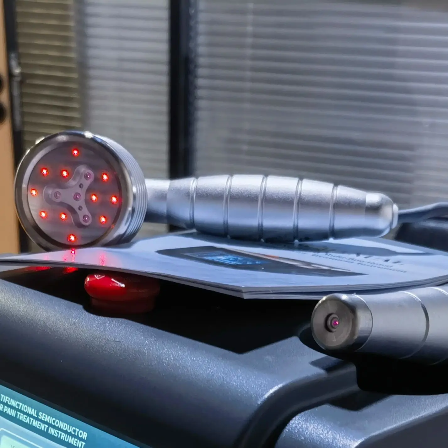 

Лазерный физиотерапевтический аппарат 2-в-1: 1055 мВт - 808 нм инфракрасный для глубокой терапии суставов и 650 нм для поверхностных ран