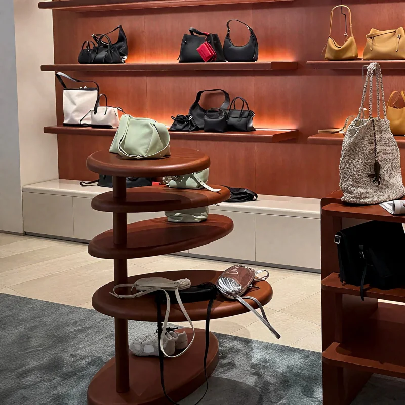 custom.Elegant Brown Heavy Duty Handbag Display Cabinet Stand Laminated Retail Counters Bag Fitting Window Decoration