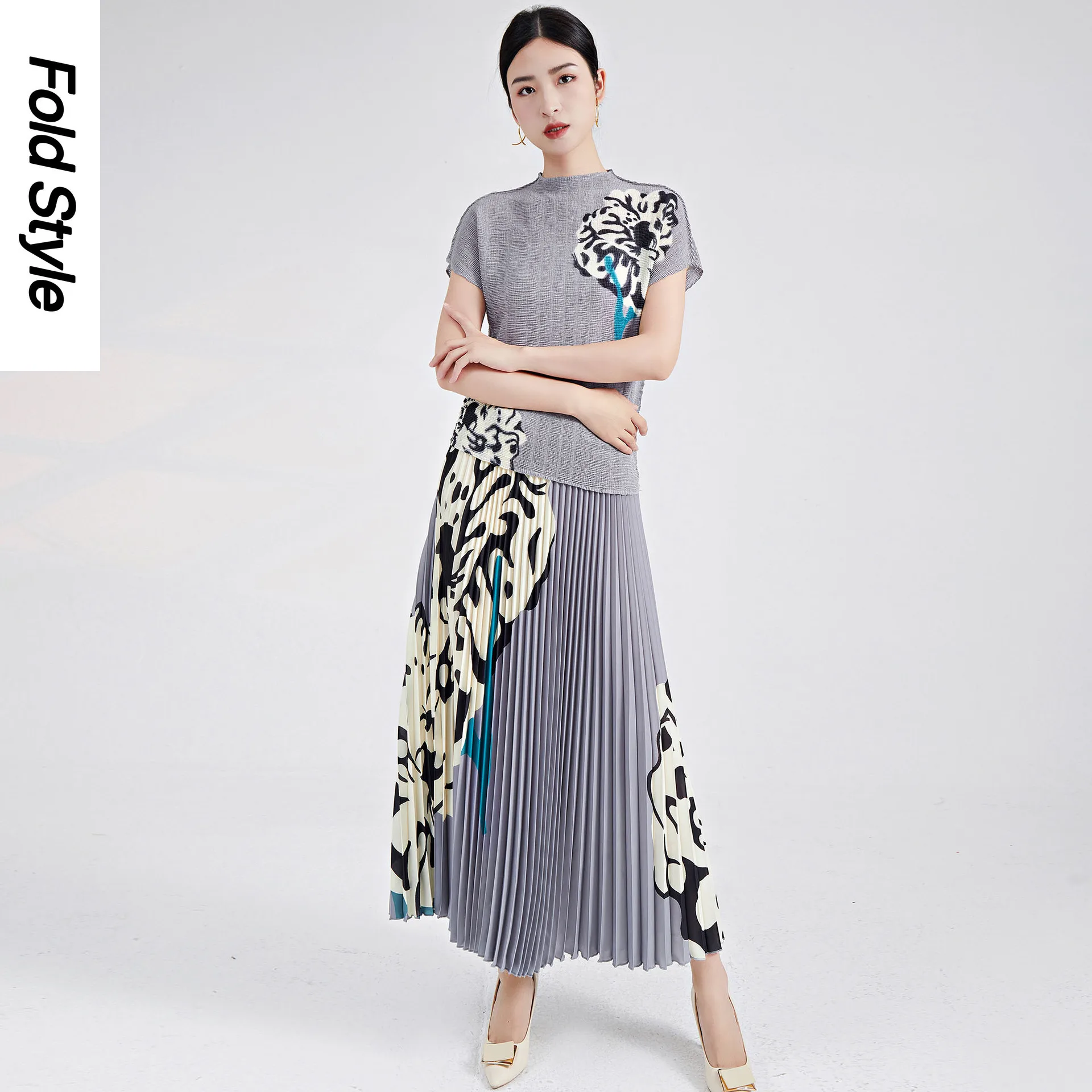 

Three Mansion Pleated Temperament Two-piece Women's Clothing Summer New Print Loose Short Sleeved T-shirt Long Skirt Set