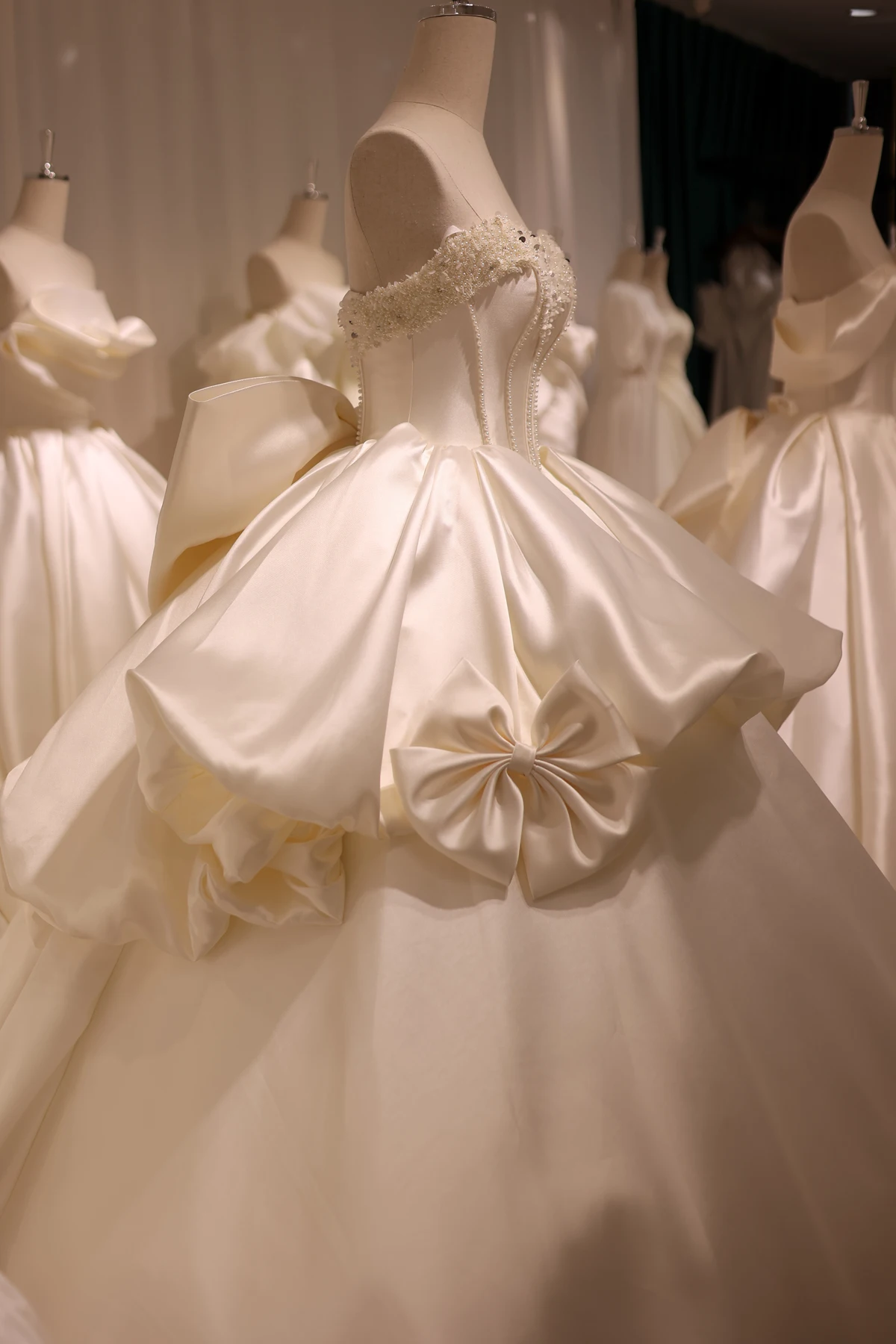 Sharon Said Foto reali al 100% Off White Satin Pearls Ball Gown Abito da sposa Sweetheart Princess Abiti da sposa RS016 Personalizzato