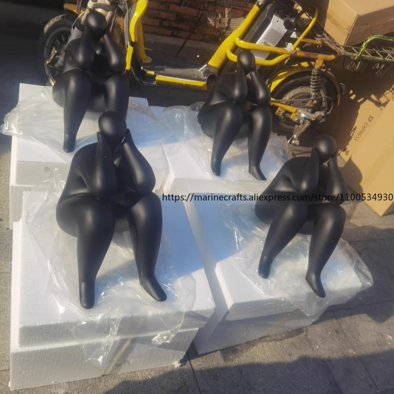 شخصيات تجريدية تجلوس مع المفكرين الذين يدعموا وجوههم، الشخصيات التجريدية اللطيفة والحلي النحتية