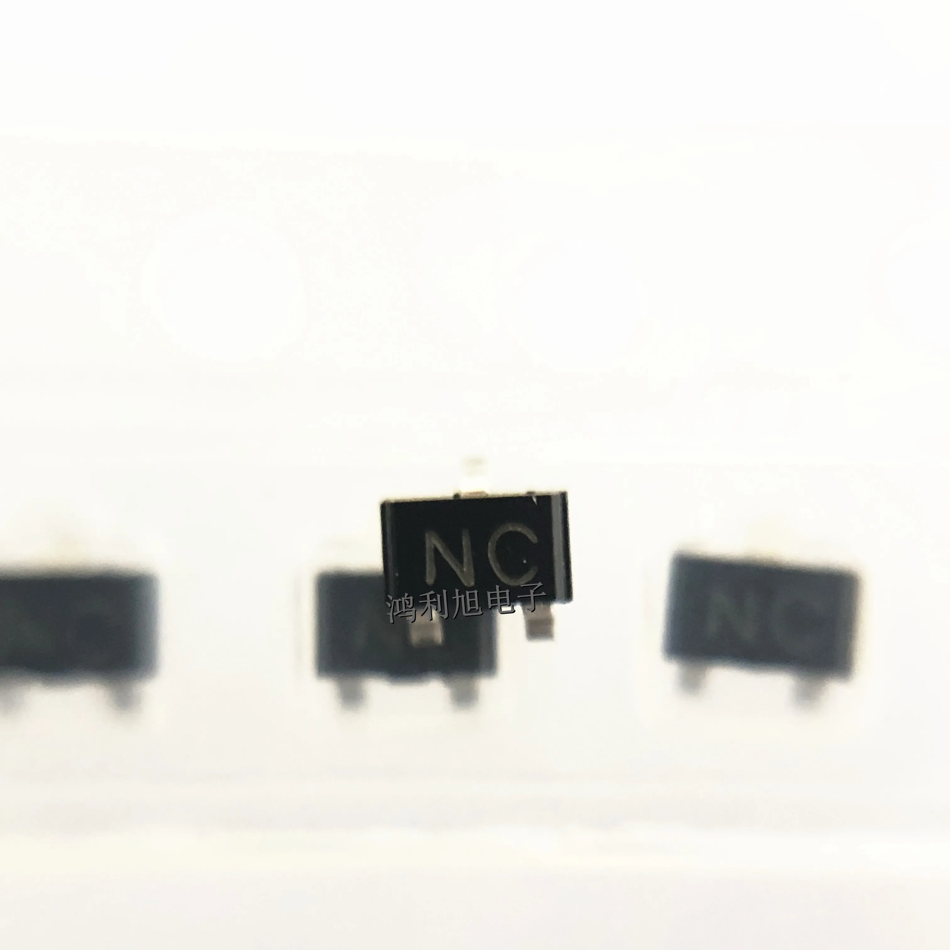 10 teile/los RT1N136M-T111-1 rt1n136m sot-323 kennzeichnung: nc smt kristall transistor nageln euer ursprünglicher bestand